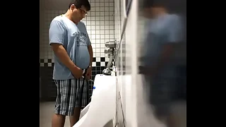 Cara mijando - Man pissing